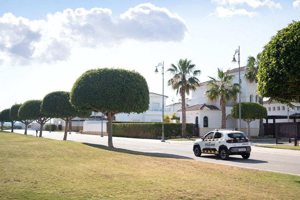 Un coche de vigilancia privada de Grupo Vigilant patrullando por un residencial.