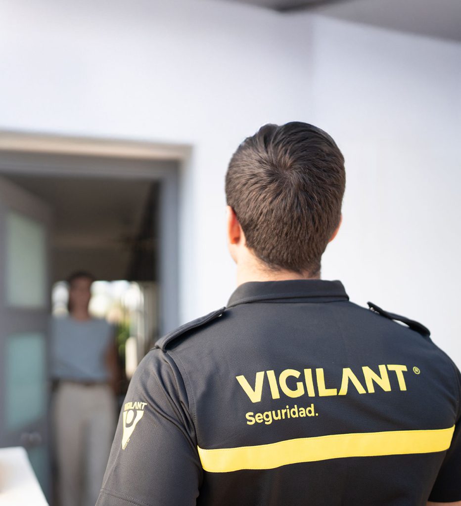 Vigilante de Grupo Vigilant llegando a una residencia